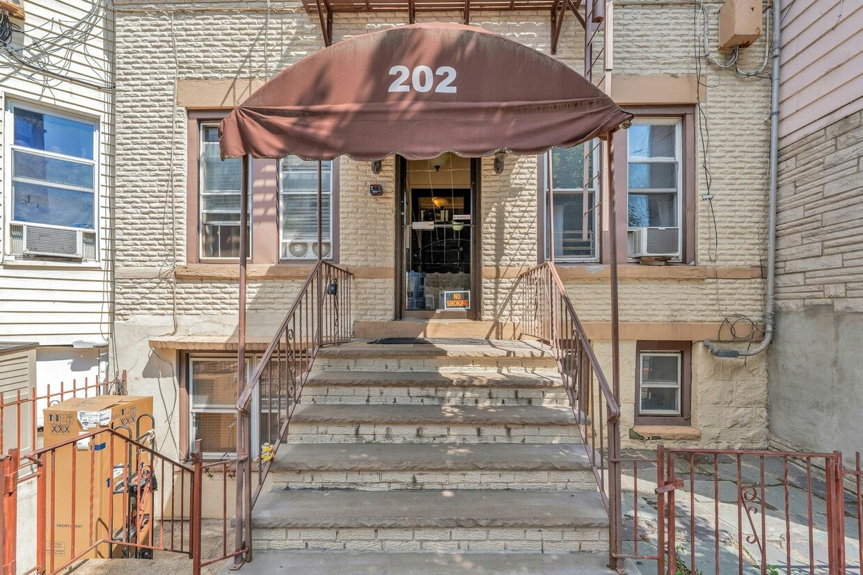 Primary Photo - 202 48th St