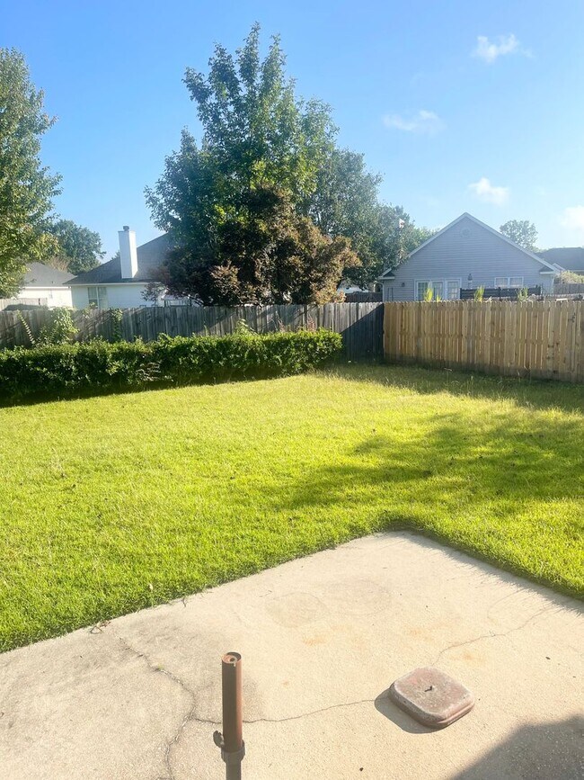 Foto del edificio - 4 bedroom! Fenced Yard! Newly painted! Com...