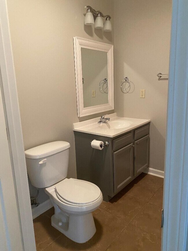 Baño completo para huéspedes - Guidry Row Apartment Homes