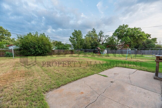 Building Photo - 2310 S Vine St