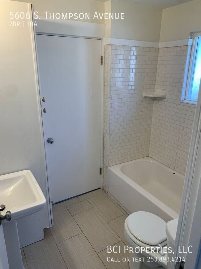 Building Photo - Welcome home to this Charming 2 bedroom ho...