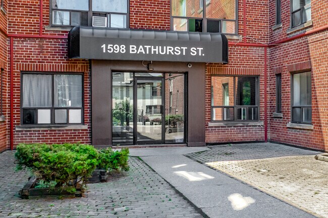 Entrance - 1596-1598A Bathurst Street