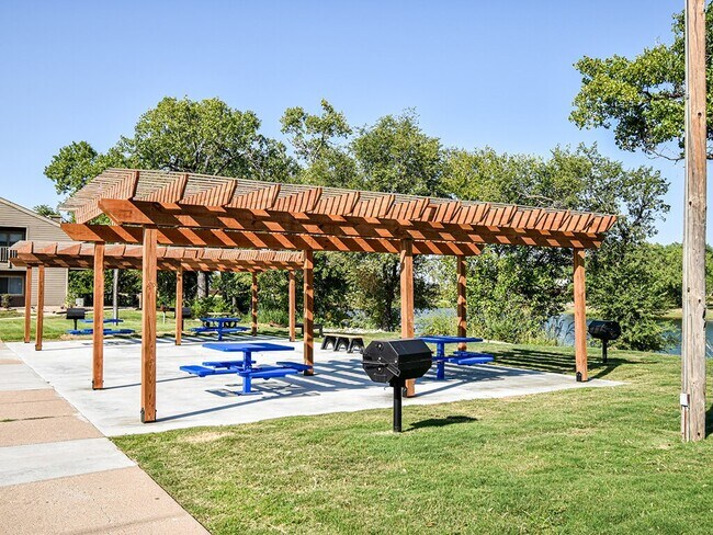 Áreas de picnic sombreadas - MacArthurs Lake Apartments