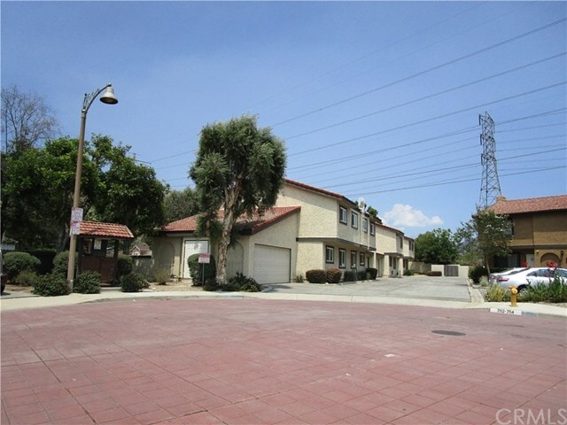 Building Photo - 2770 Royal Oaks Dr