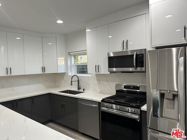 Foto del edificio - 608 W Hillcrest Blvd