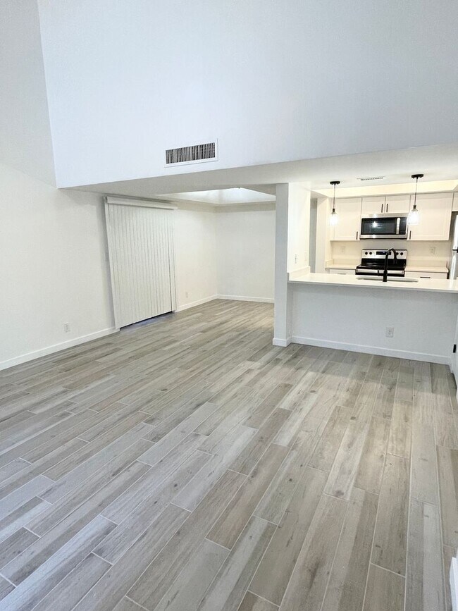 Foto del edificio - Stunning 1 Bedroom/1.5 Bath Condo with Gor...