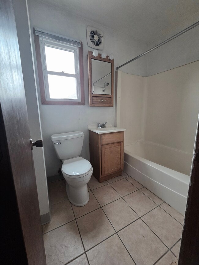 Building Photo - 3845 Cliffside Dr