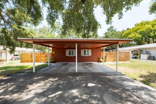 Building Photo - 551 Laura Ln