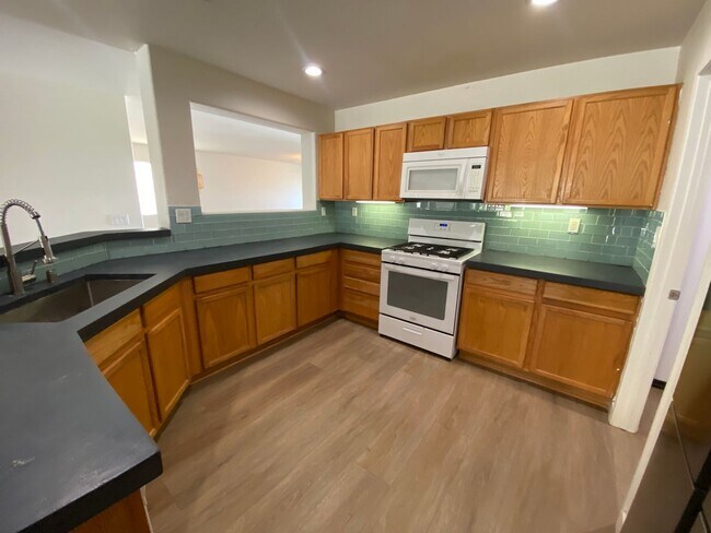 Building Photo - Palmale 3 bedroom Available Now!