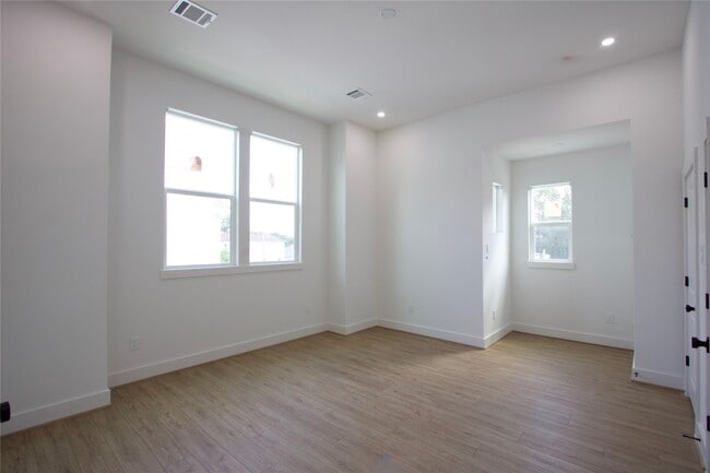 Building Photo - 2121 Hoskins Dr