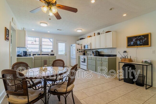 Building Photo - 1514 Crest Dr