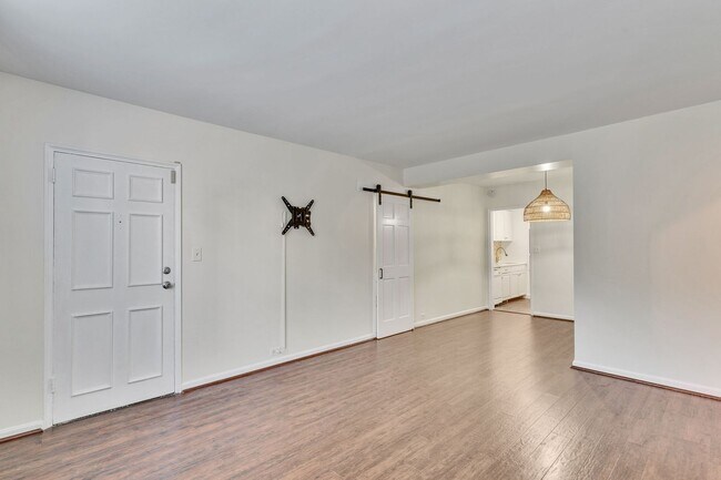 Building Photo - Spacious Corner unit 1 BR 1 BA