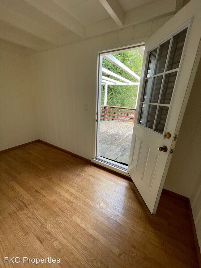 Building Photo - 2 br, 1 bath House - 1207 1/2 Lawton St