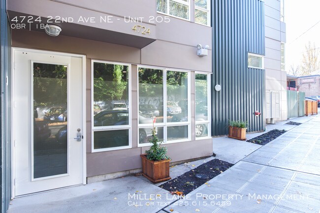 Building Photo - Modern Studio Apt. Near UW!