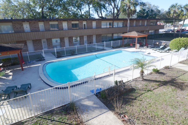 Es el verano y la piscina está ubicado abierta - 1217 Park Ave