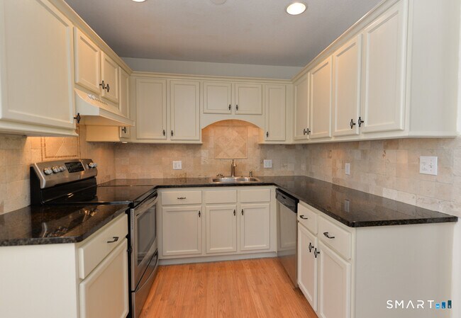 Building Photo - 986 Heritage Vlg
