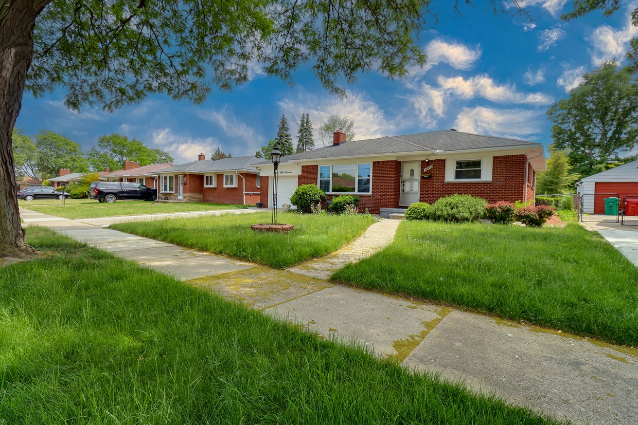 Primary Photo - 2 bedroom 2 bath brick ranch