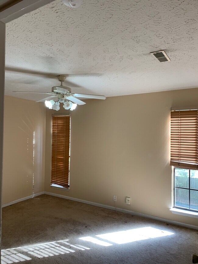 Foto del edificio - 406 Oakhaven Dr