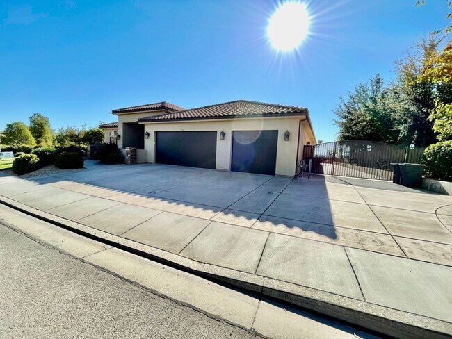 Foto del edificio - Beautiful Pet-Friendly Home on Green Springs Golf Course