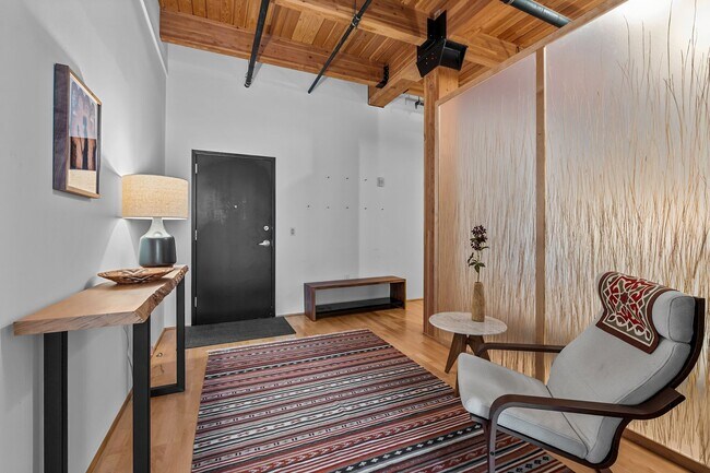 Foto del edificio - Gorgeous One Bedroom Luxury Condo in Ballp...