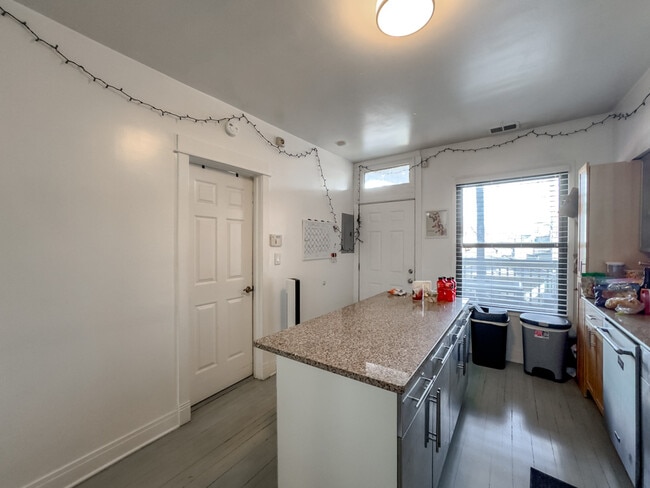 Foto del edificio - 3245 N Lakewood Ave