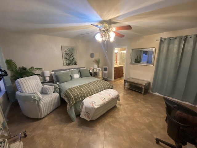 Baño privado y salida a la terraza cubierta, armario con espejo y muebles de cristal con espejo. - 7309 Hoss Pl