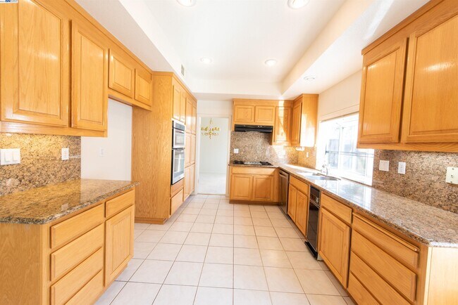 Building Photo - 1023 Belleterre Dr