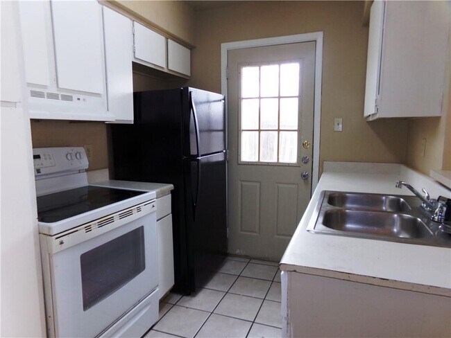 Building Photo - 516 Lenora Dr