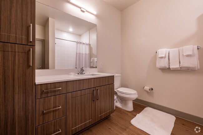 2BR, 2BA - 995SF - Bathroom - The Metropolitan