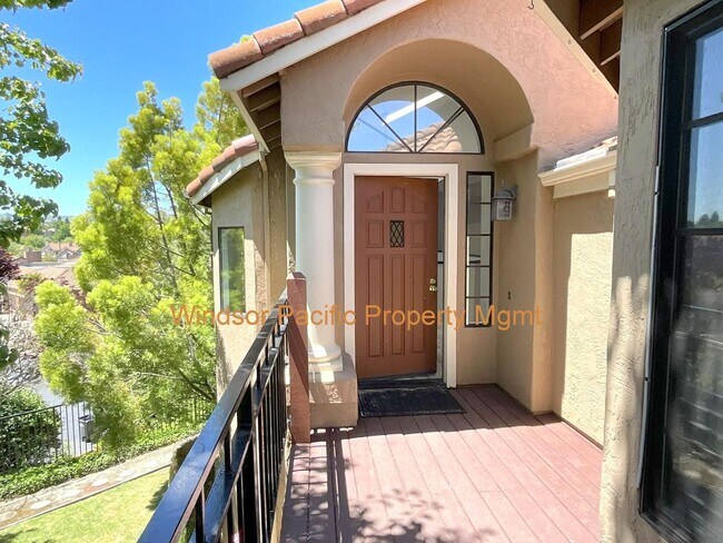 Foto del edificio - Beautiful Home With Great Views & Yard In ...