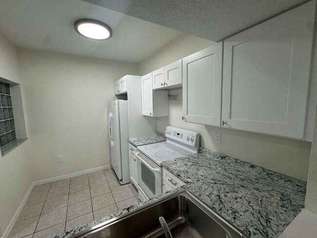 Foto del edificio - "Charming 3-Bed, 2-Bath Gem in Riverview –...