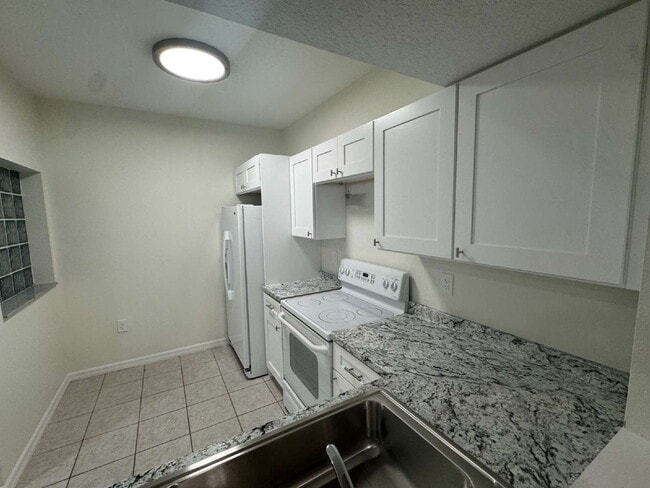 Building Photo - "Charming 3-Bed, 2-Bath Gem in Riverview –...