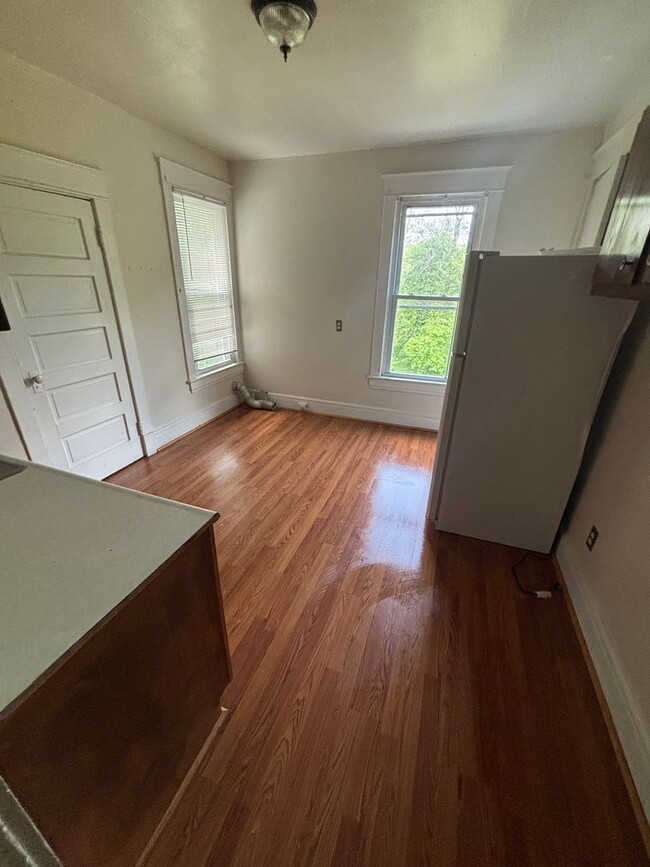 Building Photo - Spacious 3BD/1BA