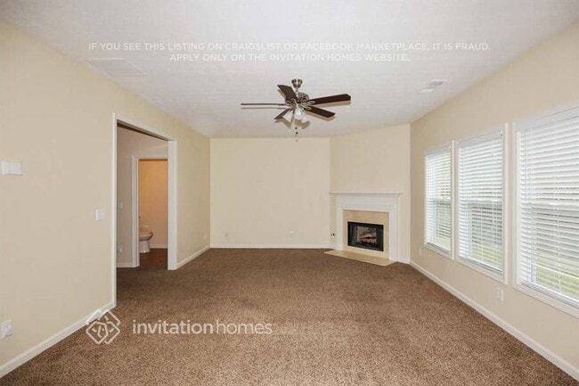 Building Photo - 2245 Village Green Dr