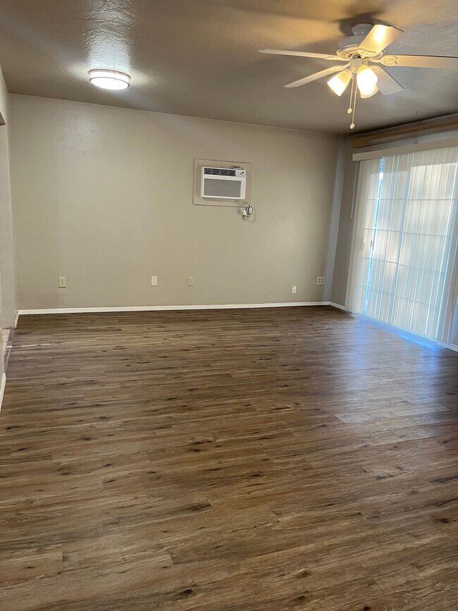 Foto del edificio - 3028 N Corrine Dr