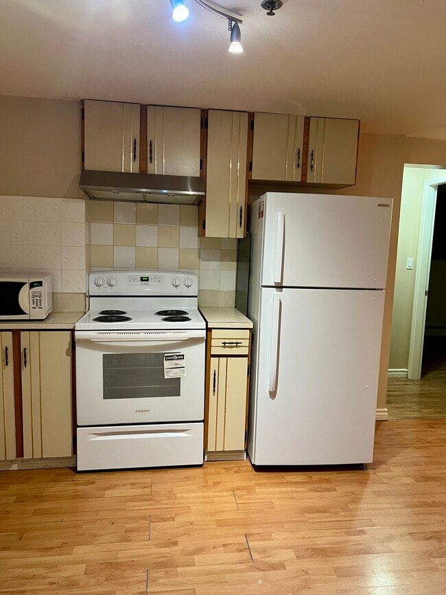 Kitchen - 619 57th Av E