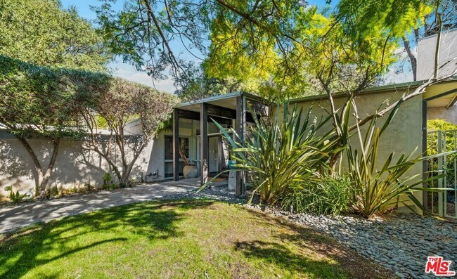 Building Photo - 2530 Hutton Dr