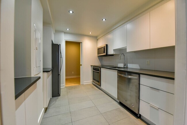 Building Photo - 3495 Rue de la Montagne