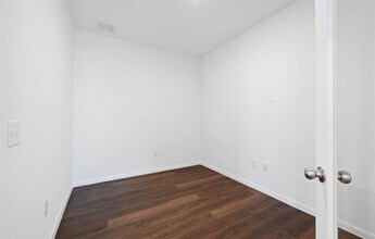 Building Photo - 25849 Hedgerow Dr