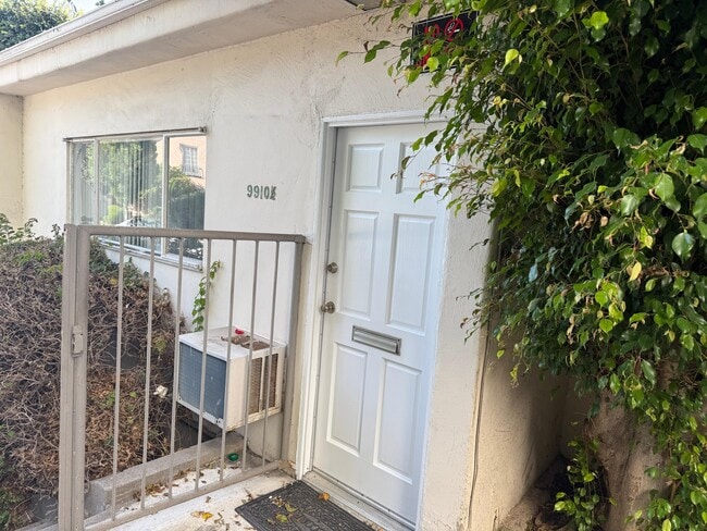 Building Photo - 9910 Robbins Dr