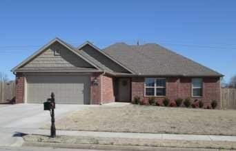 Building Photo - 2211 Hunter Dr