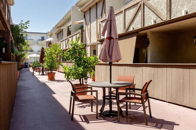 Foto del edificio - Spacious 2-Bedroom, 2.5-Bath Condo in Cano...