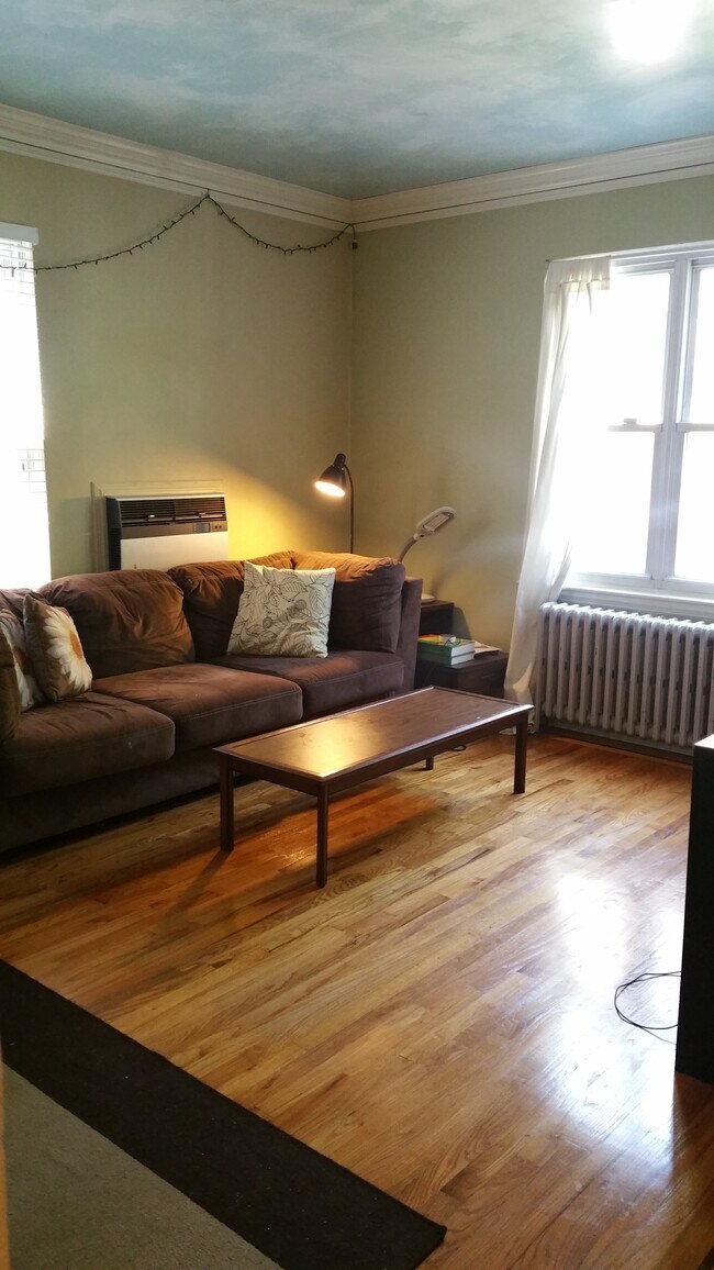 Building Photo - Spacious 2bed/1bath w/outdoor space!
