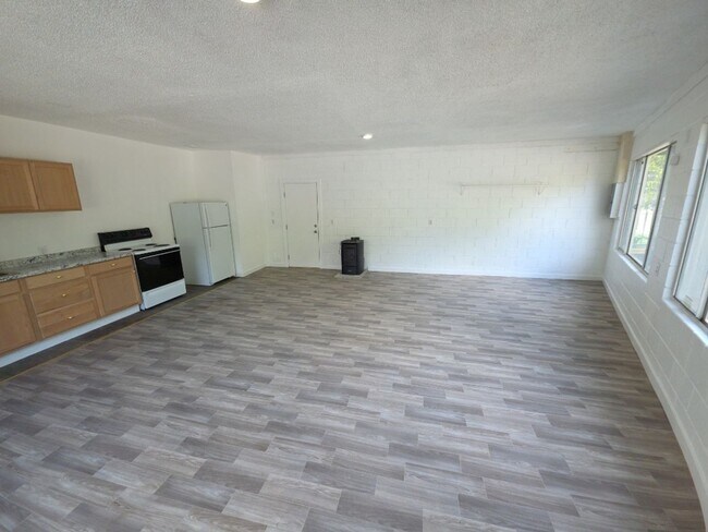 Foto del edificio - 13451 Lakeshore Dr