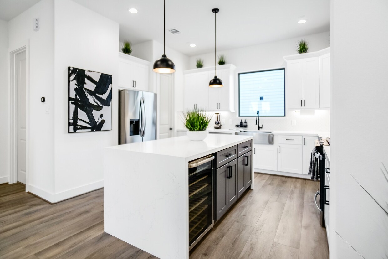 Kitchen- fully equipped w/kitchen essentials - 821 Burnett St