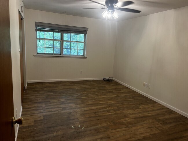 Building Photo - Russell