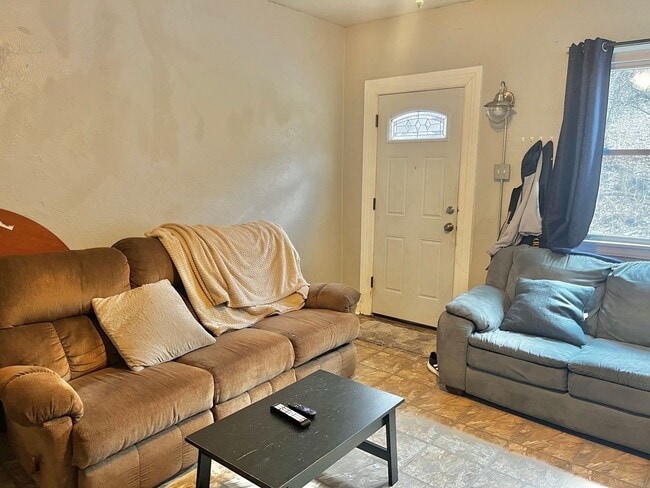 Building Photo - 4BED/3BATH In Southside -RENT SPECIAL: 1st...