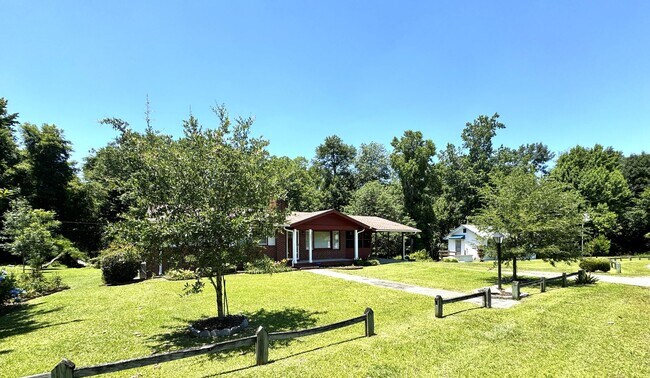 Foto del edificio - Convenient 3BR Home with Water & Lawn Care Included