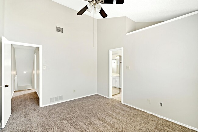 Foto del edificio - Lovely and Well maintained 2 bedroom & 2.5...