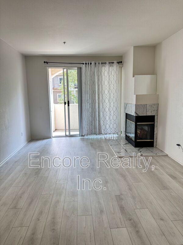 Building Photo - 680 Camino De La Reina